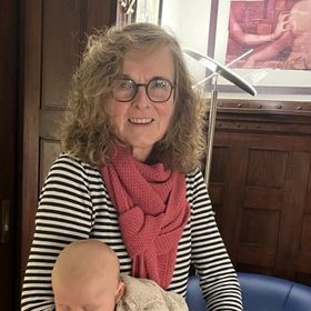 Edda Möller trägt ein schlafendes Baby im Arm