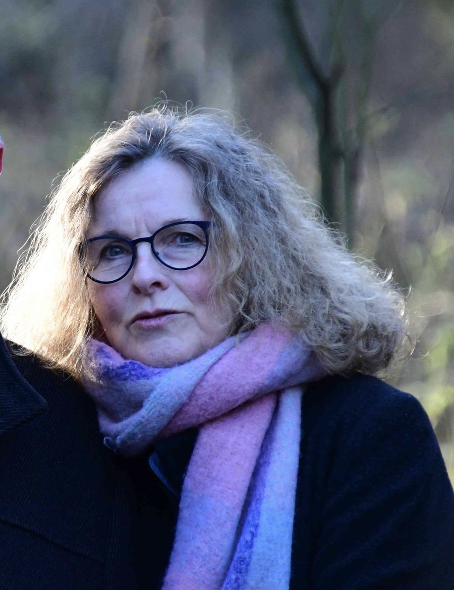 Edda Möller, Doula in Erkelenz, lächelt draußen im Wald